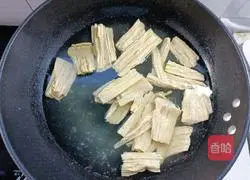 Illustration of how to stir-fry celery and yuba 8