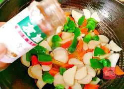 Illustration of how to stir-fry king oyster mushrooms with carrots, green peppers 11