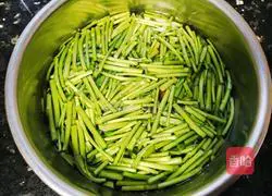 Illustration of Refreshing Stir-fried Dried Artemisia 3