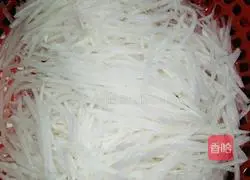 Illustration of how to stir-fry shredded radish with garlic sprouts 2