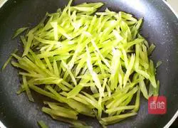 Illustration of how to make scrambled eggs with green bamboo shoots 15