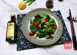 Illustration of how to mix broccoli with olive oil 10