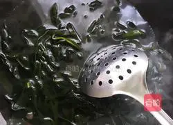 Illustration of how to make cold vegetable kelp shreds 3