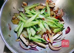 Illustration of how to make Liangpi fragrant dried cucumbers mixed with cucumbers 9