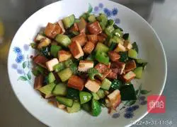 Illustration of how to stir-fry cucumbers and green peppers 11