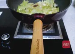 Illustration of how to make hand-shred cabbage 8