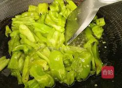 Illustration of how to stir-fry beans with green pepper 9