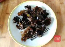 Illustration of how to make fried fungus with snow peas 2