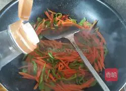 Illustration of how to make spicy carrot, green pepper and potato shreds 5