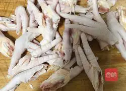 Illustration of soaking chicken feet in lemon and passion fruit 2