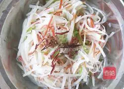 Illustration of how to make potato shreds 7