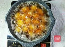 The gorgeous transformation of small potatoes.Illustration of how to make fish-flavored small potatoes 3