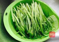 Illustration of how to make cold water spinach 2