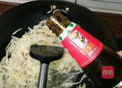 Illustration of how to stir-fry shredded radish with garlic sprouts 8