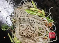 Illustration of how to stir-fry three shredded silkworms 8