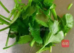 Illustration of how to make enoki mushrooms mixed with dried tofu and shredded carrots 1