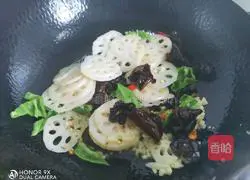 Illustration of how to make fried lotus root with fungus 9