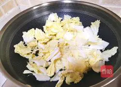 Illustration of how to make hand-shredded baby cabbage with minced garlic 4