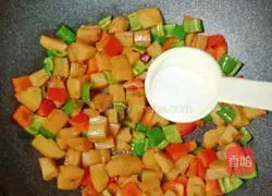 Illustration of how to stir-fry lotus root with double pepper 10