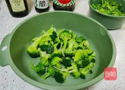 Illustration of how to make nut broccoli 3