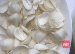Illustration of how to stir-fry cashews with celery and lily 2