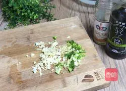 Illustration of how to mix cucumber with vermicelli 3