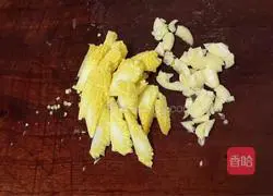 Illustration of how to stir-fry corn shoots and sea greens 1