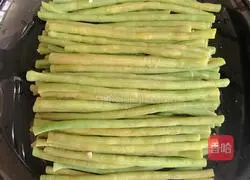 Illustration of how to stir-fry cowpeas 4