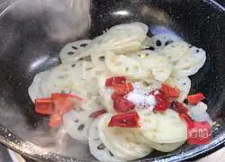 Illustration of how to stir-fry lotus root slices 6