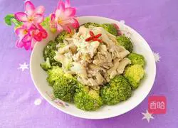 Illustration of how to stir-fry broccoli with oyster mushrooms 14