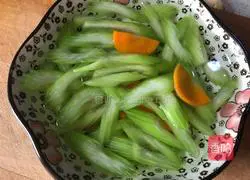 Illustration of how to stir-fry celery and lily 9