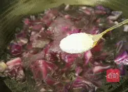 Illustration of how to make fried purple cabbage 9