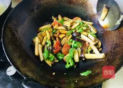 Illustration of how to stir-fry eggplant with green peppers and tomatoes 7