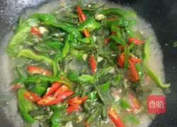 Illustration of how to stir-fry pig ears and beans 6