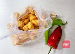 Illustration of how to make chili fried bean dip 1