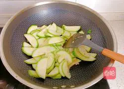 Illustration of how to make zucchini with sauce 8