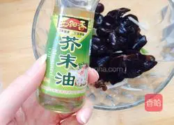 Illustration of how to make black fungus with mustard salad 7