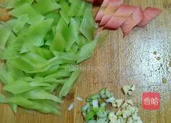 Illustration of how to make fried lettuce with black fungus, carrot and lettuce 2