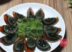 Illustration of how to make cucumber peeled egg flowers 8