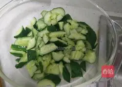 Illustration of how to pat cucumbers 1