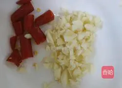 Illustration of how to make authentic Northeastern specialty quick-hand vegetable celery fried rice noodles 3