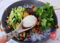 Illustration of how to make cold vermicelli 14