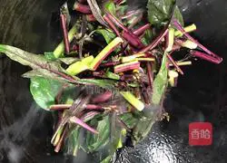 Illustration of how to stir-fry red cabbage and moss 5