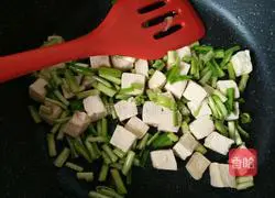 Illustration of how to stir-fry tofu with green garlic sprouts 5