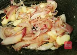 Illustration of how to stir-fry green apples with onions 10