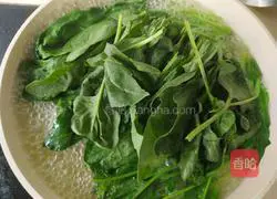 Illustration of how to make spinach with wide noodles 5