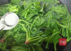 Illustration of how to mix spinach with peanuts 5