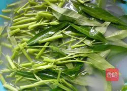 Illustration of how to make stir-fried water spinach 3