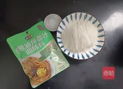  Illustration of how to make cold scallion oil shredded radish 1