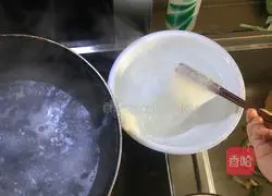 Illustration of how to make cold white fungus and spinach vermicelli 2